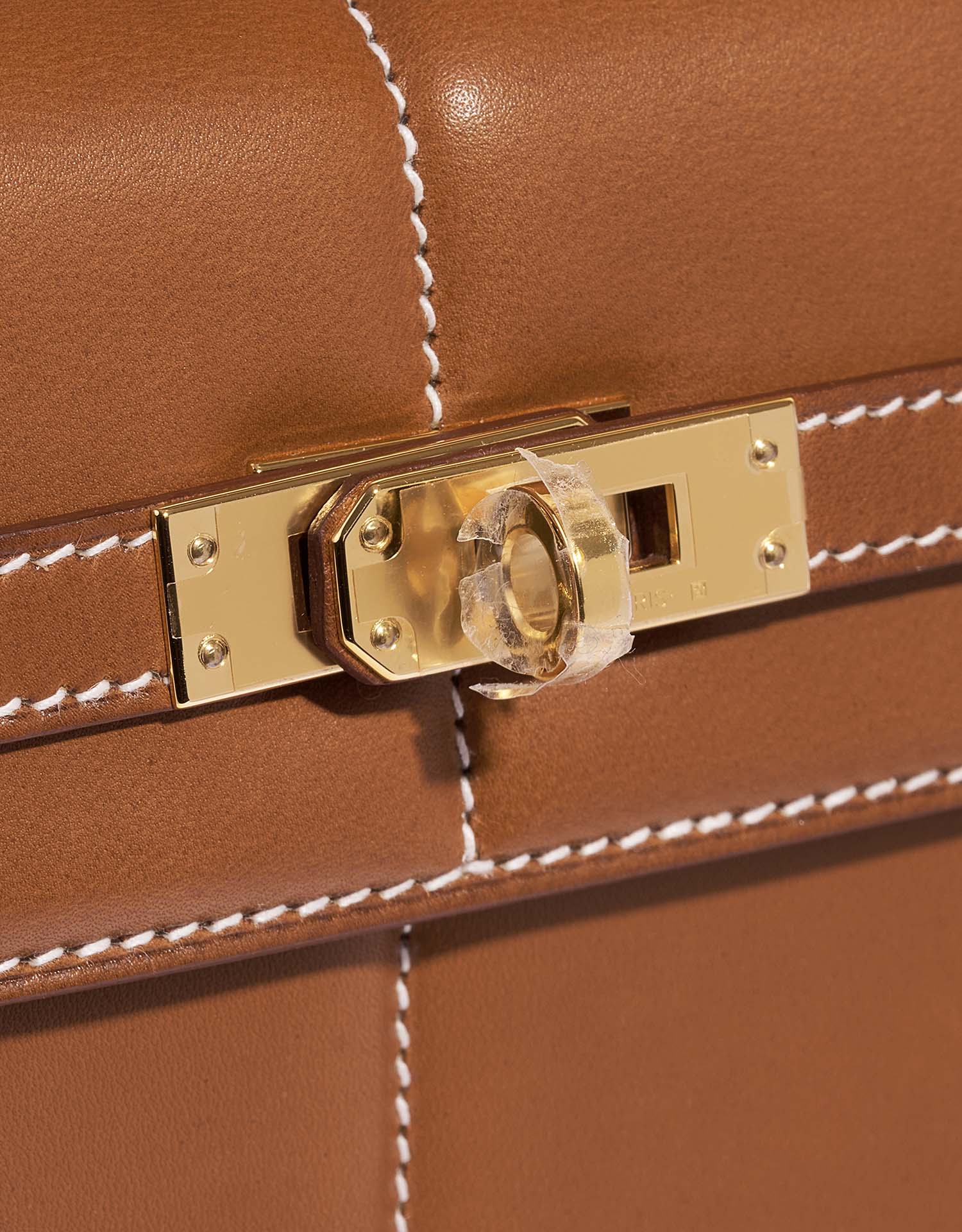 Hermès KellyPadded 25 Fauve Verschluss-System | Verkaufen Sie Ihre Designer-Tasche auf Saclab.com