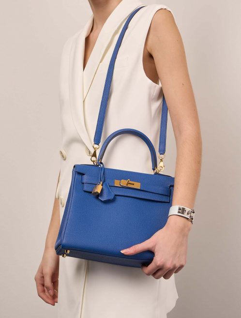 Hermès Kelly 28 BleuDeFrance Sizes Worn | Sell your designer bag on Saclab.com