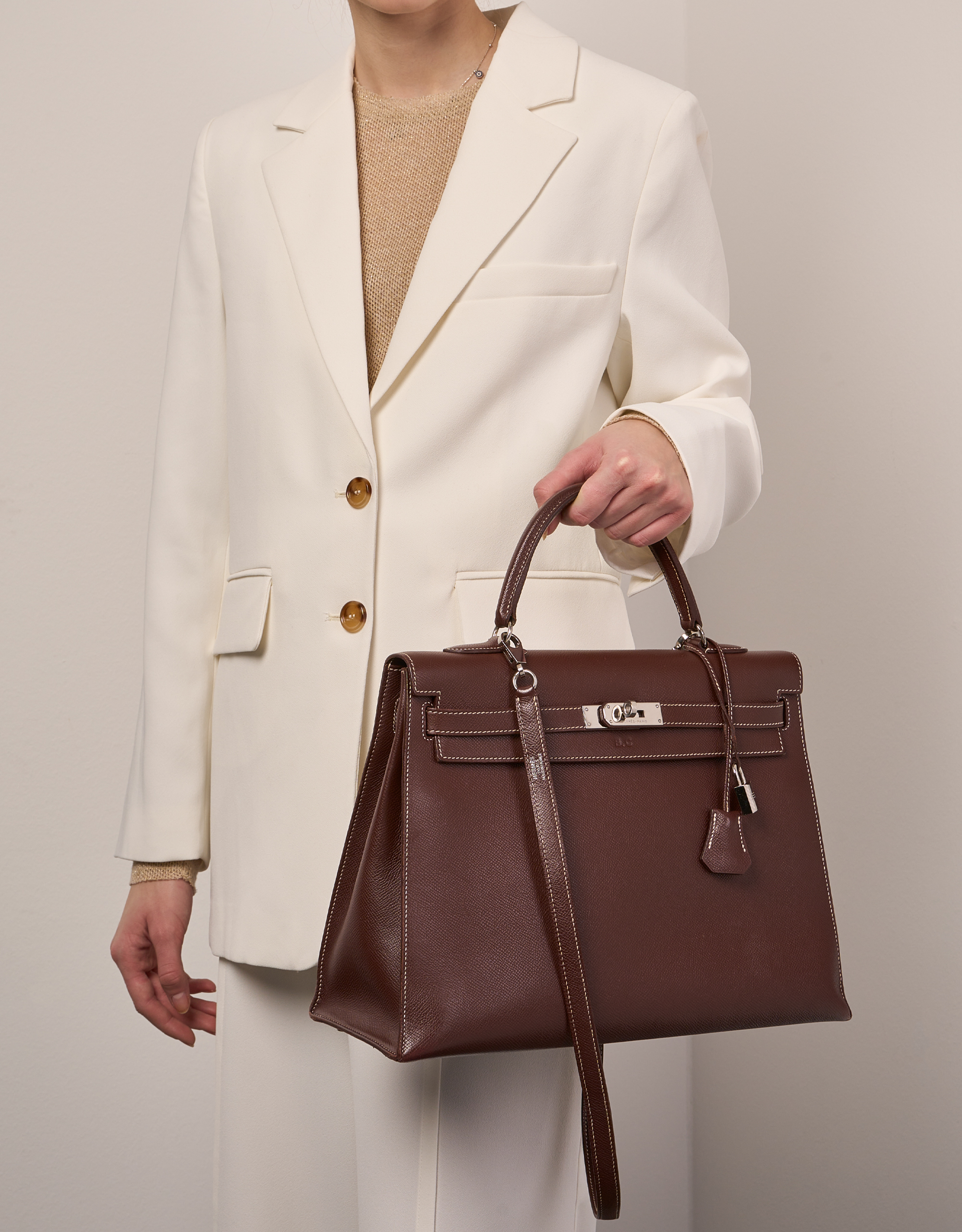 Hermès Kelly 35 Brulee Sizes Worn | Sell your designer bag on Saclab.com