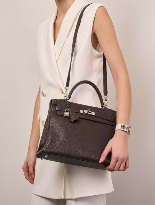 Hermès Kelly 32 Chocolate Sizes Worn | Sell your designer bag on Saclab.com