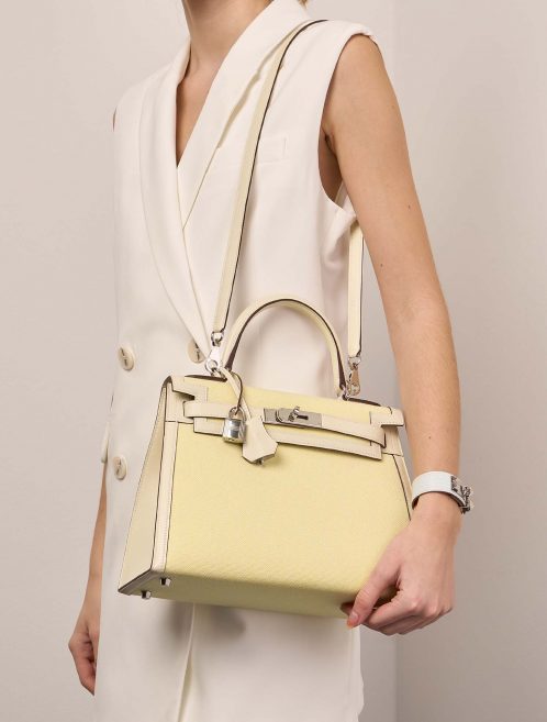 Hermès Kelly 28 Nata-JauneCitron Sizes Worn | Sell your designer bag on Saclab.com