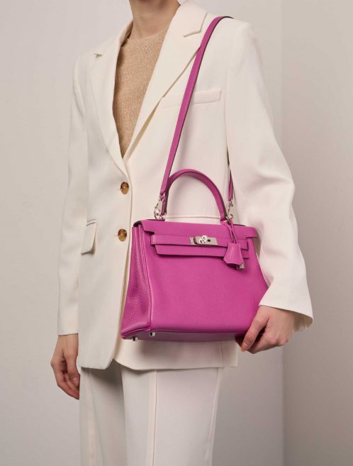 Hermès Kelly 28 Magnolia Sizes Worn | Sell your designer bag on Saclab.com