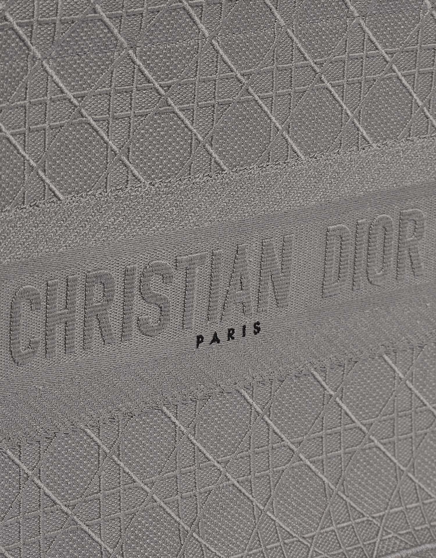 Dior BookTote Grey Closing System  | Sell your designer bag on Saclab.com