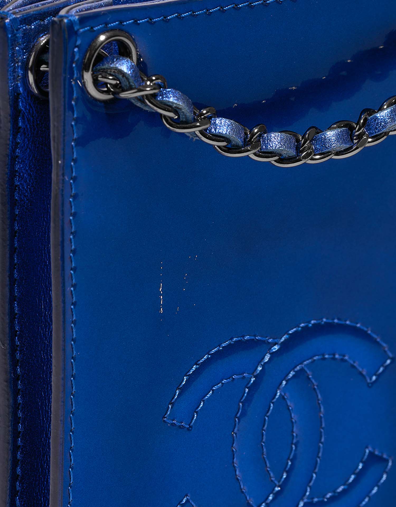 Chanel PhoneHolder MetallicBlue signs of wear | Sell your designer bag on Saclab.com