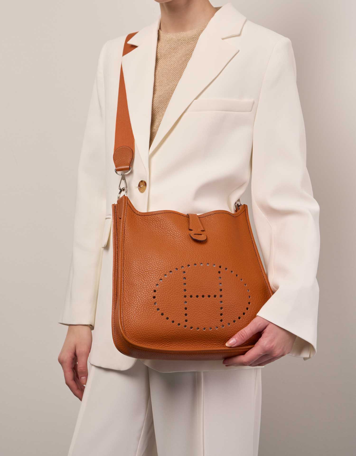 Hermès Evelyne 29 Orange Sizes Worn | Sell your designer bag on Saclab.com