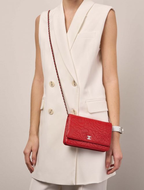 Chanel Camellia WOC Rot Größen Getragen | Verkaufen Sie Ihre Designer-Tasche auf Saclab.com