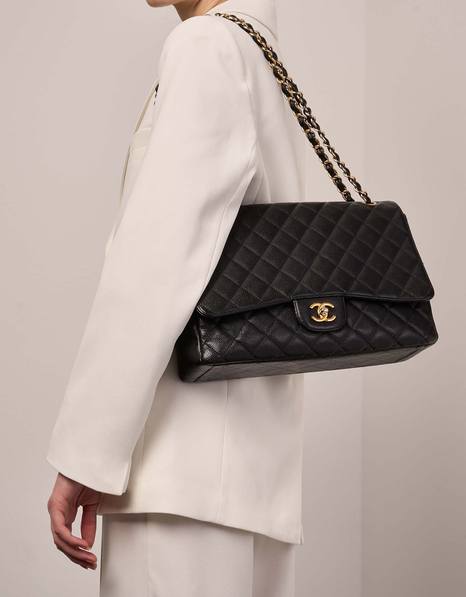 chanel Timeless Maxi Black Sizes Worn | Sell your designer bag on Saclab.com