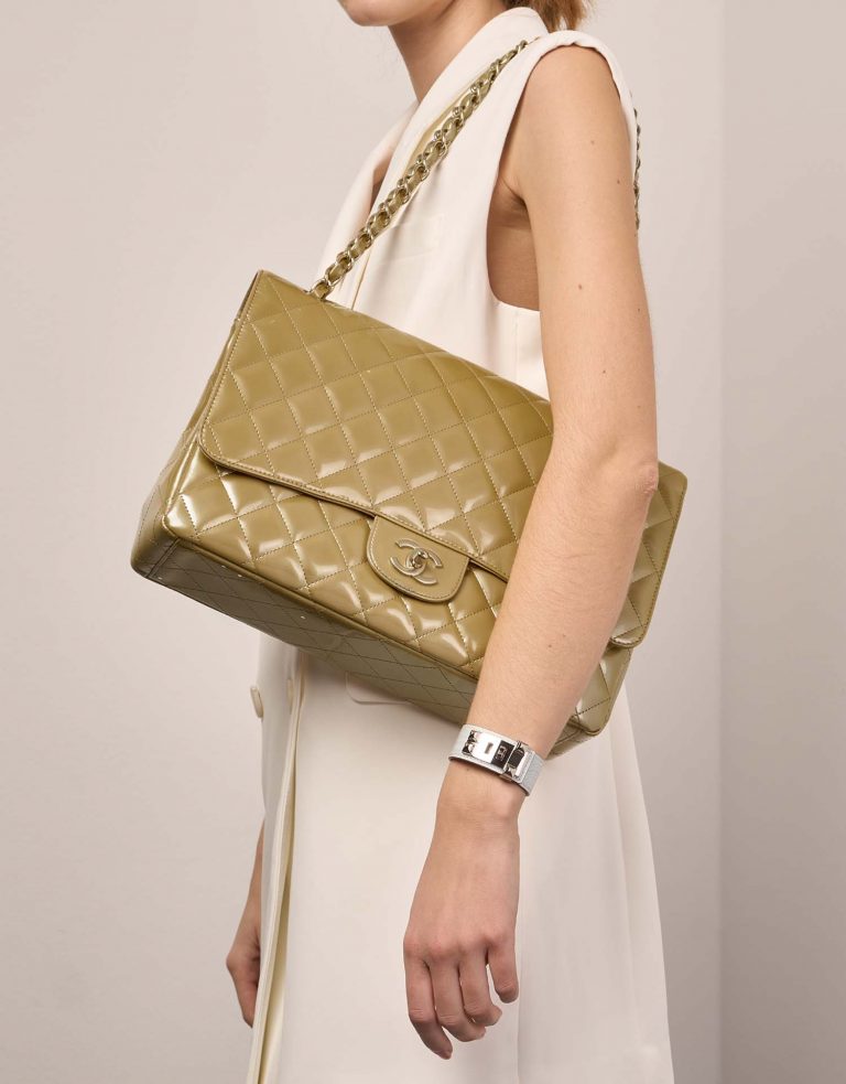 Sac Chanel d'occasion Classique Maxi Patent Leather Beige Beige Front | Vendez votre sac de créateur sur Saclab.com