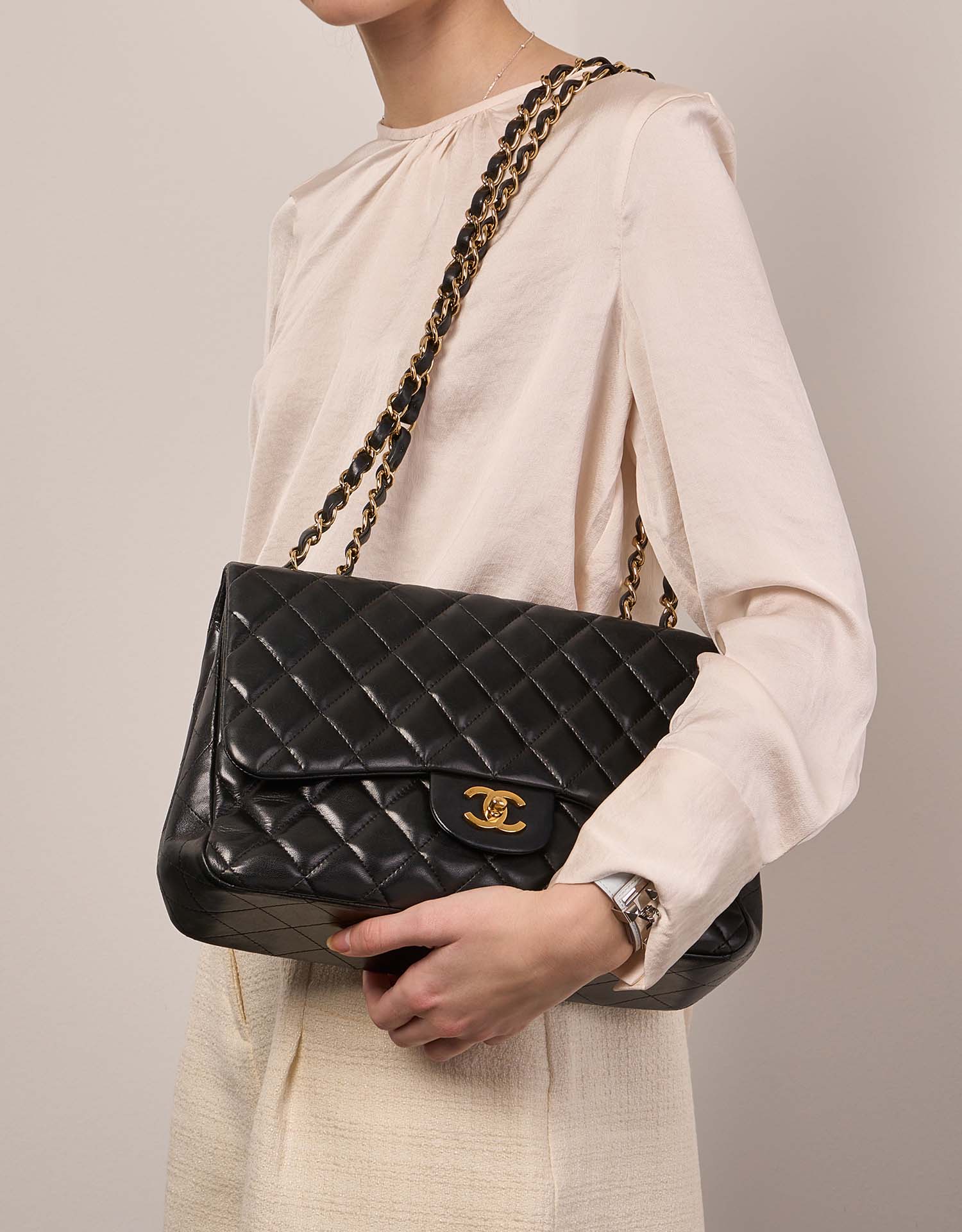 Chanel Timeless Jumbo Black Sizes Worn | Sell your designer bag on Saclab.com