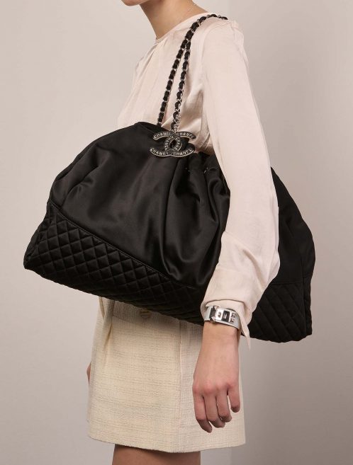 Chanel Drawstring Large Black Sizes Worn | Sell your designer bag on Saclab.com