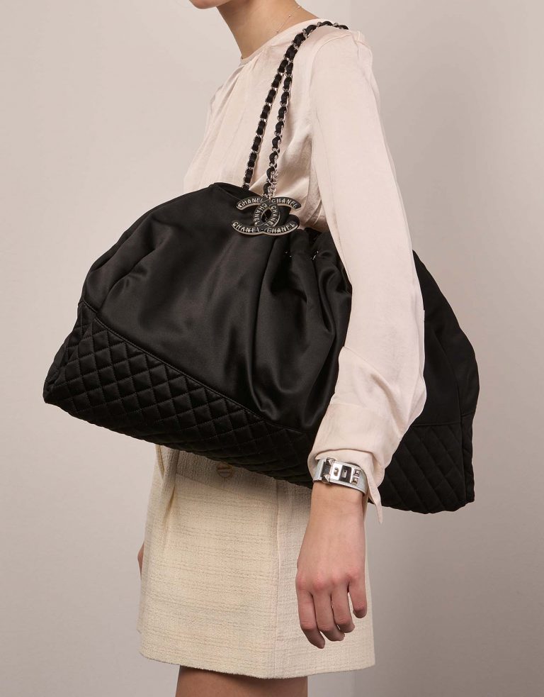 Pre-owned Chanel Tasche Drawstring Large Satin Black Black Front | Verkaufen Sie Ihre Designer-Tasche auf Saclab.com