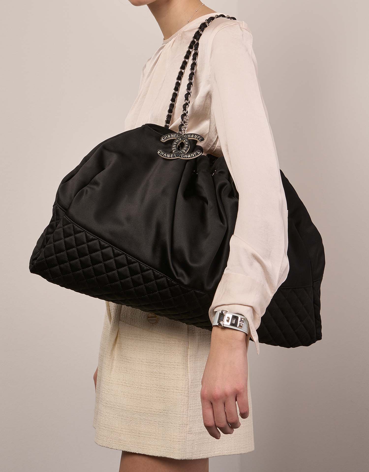 Chanel Drawstring Large Black Sizes Worn | Sell your designer bag on Saclab.com