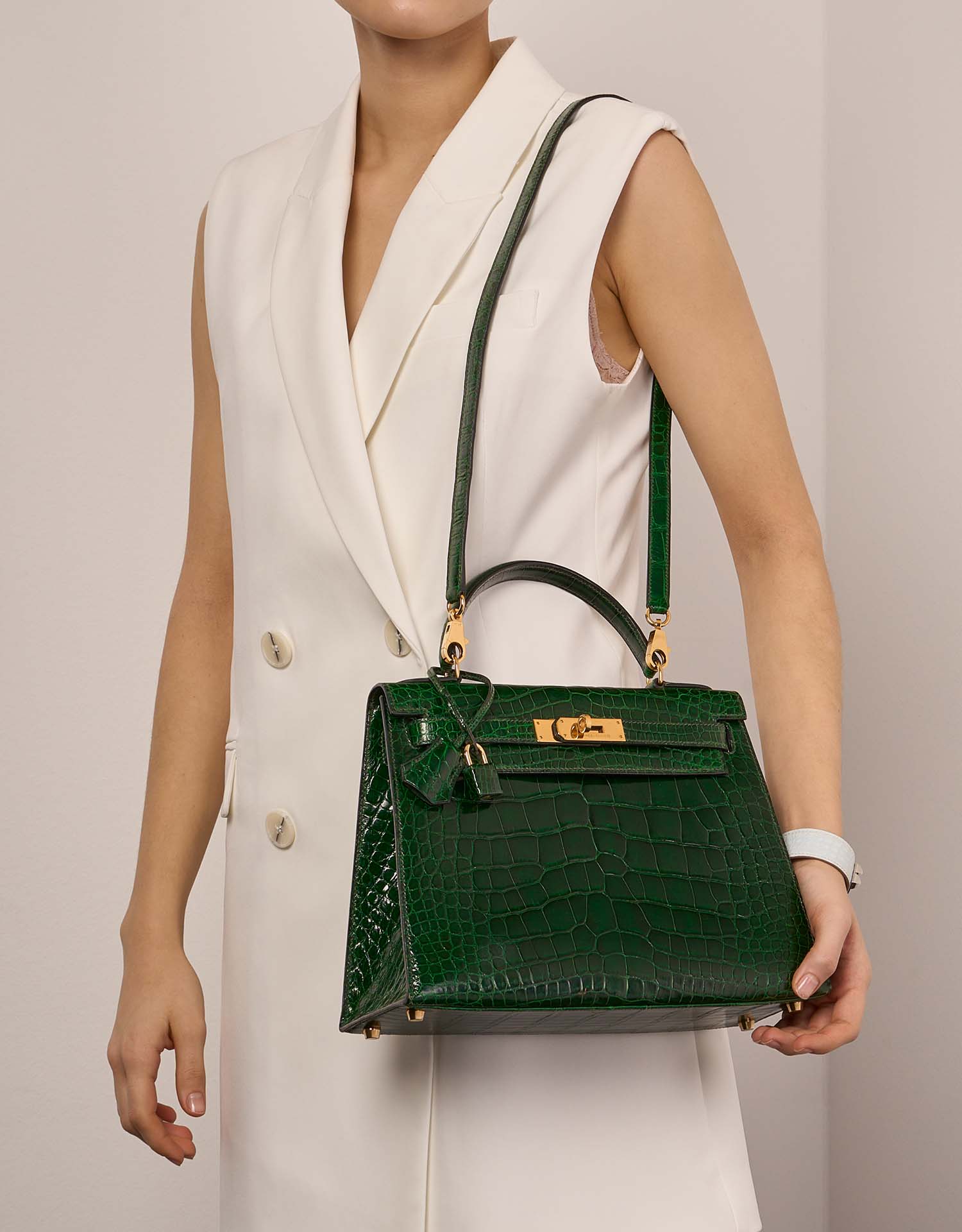 Hermès Kelly 28 VertEmeralde Tailles Porté 1 | Vendez votre sac de créateur sur Saclab.com