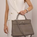 Hermès Kelly 35 Etoupe Sizes Worn | Sell your designer bag on Saclab.com