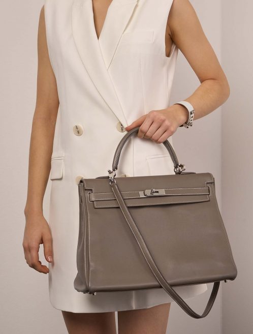 Hermès Kelly 35 Etoupe Größen Getragen | Verkaufen Sie Ihre Designer-Tasche auf Saclab.com