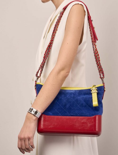 Chanel Gabrielle Medium BlauRotGelb Größen Getragen | Verkaufen Sie Ihre Designer-Tasche auf Saclab.com