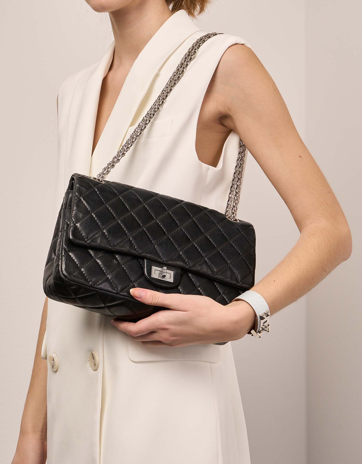 Chanel 255Reissue 226 Black Sizes Worn | Sell your designer bag on Saclab.com