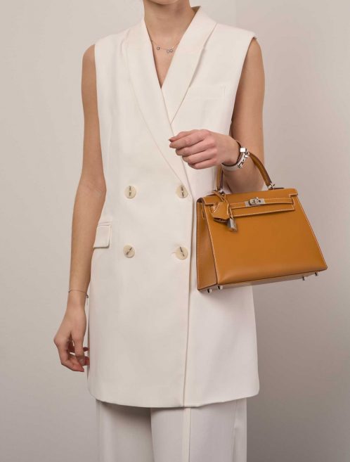 Hermès Kelly 25 Natural Sizes Worn | Verkaufen Sie Ihre Designer-Tasche auf Saclab.com