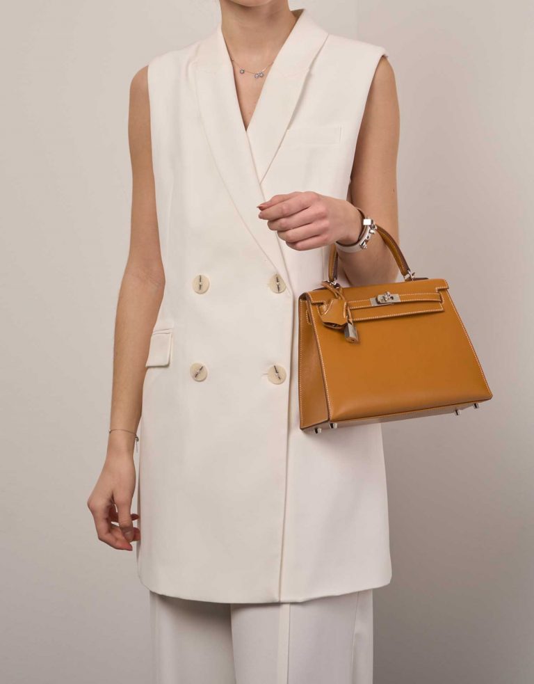 Pre-owned Hermès bag Kelly 25 Sable Butler Natural Brown Front | Sell your designer bag on Saclab.com