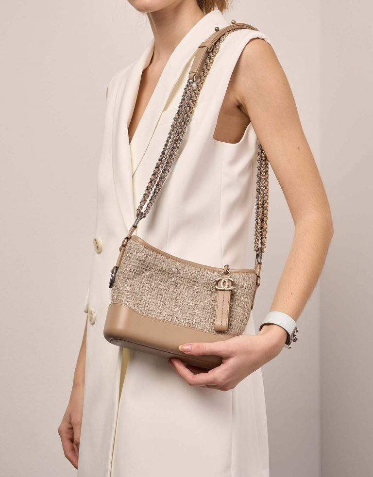 Gebrauchte Chanel Tasche Gabrielle Small Tweed / Kalbsleder Beige Beige Front | Verkaufen Sie Ihre Designer-Tasche auf Saclab.com