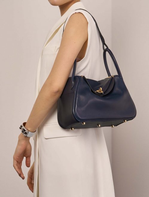 Hermès LindyTouch 26 BleuNuit-BleuMarine Sizes Worn | Sell your designer bag on Saclab.com