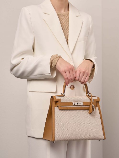 Hermès Kelly 28 Sesame-Ecru-Beige Sizes Worn | Sell your designer bag on Saclab.com
