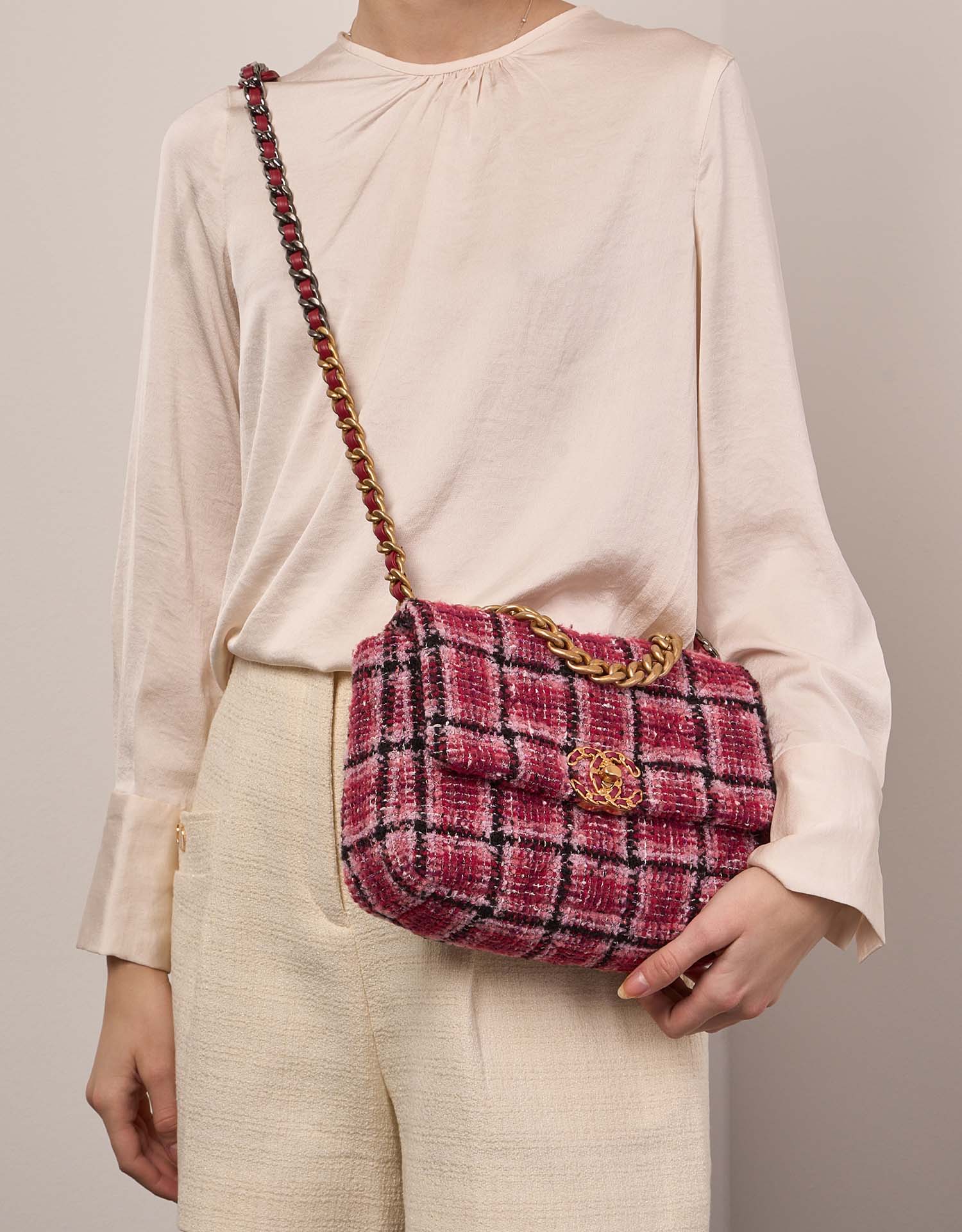 Chanel 19 FlapBag Red Sizes Worn | Sell your designer bag on Saclab.com