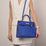 Hermès Kelly 35 BlueElectrique Sizes Worn | Sell your designer bag on Saclab.com