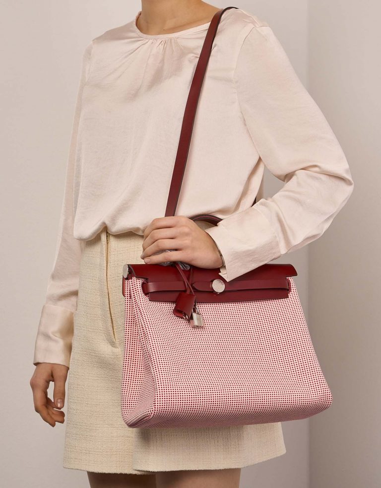 Hermès Herbag 31 EcruBlanc-Framboise-Rouge Front | Verkaufen Sie Ihre Designer-Tasche auf Saclab.com