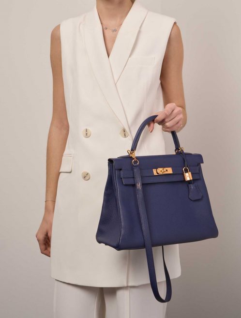 Hermès Kelly 32 BlueEncre Sizes Worn | Sell your designer bag on Saclab.com