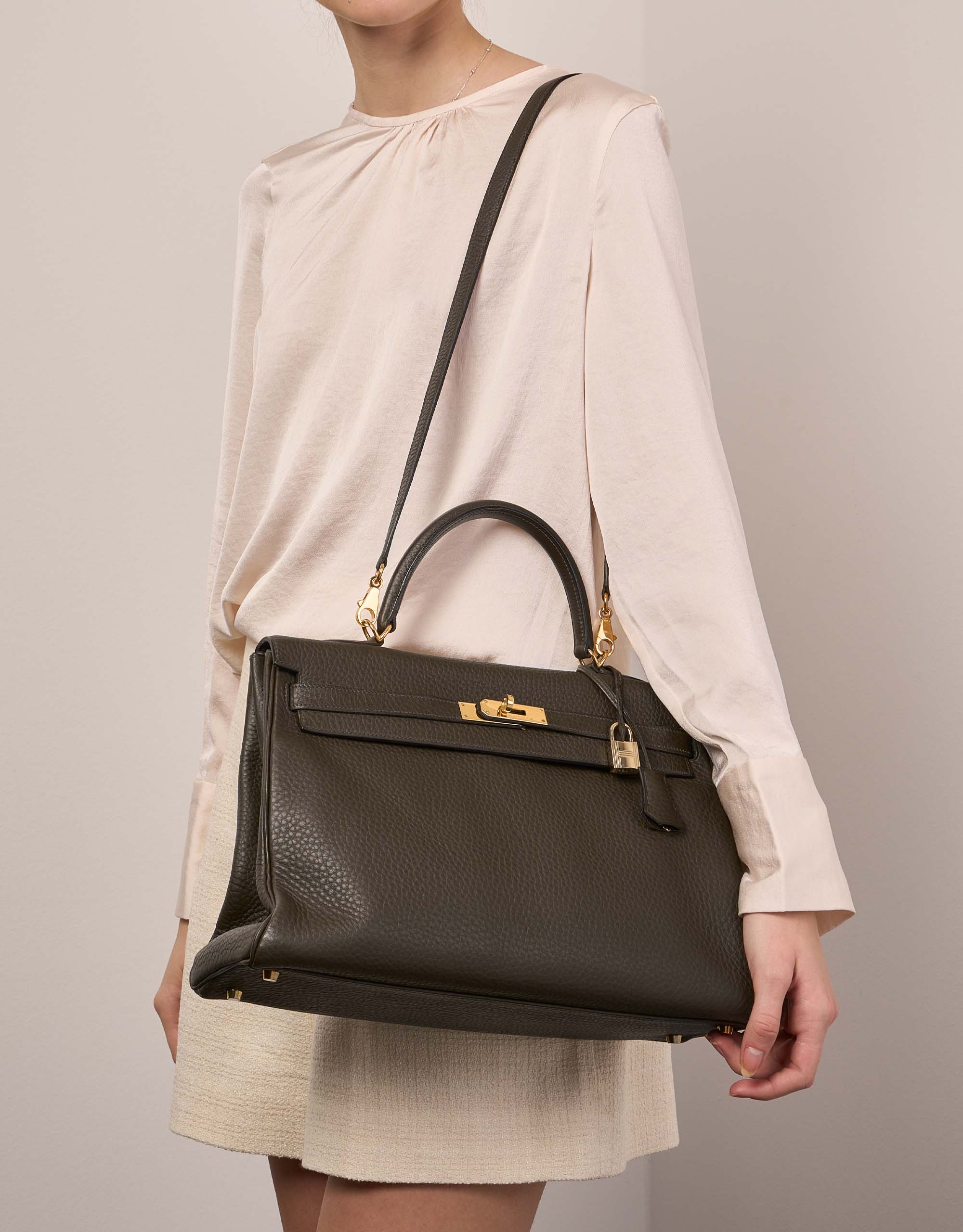 Pre-owned Hermès bag Kelly 35 Togo Chocolate Brown Model | Sell your designer bag on Saclab.com
