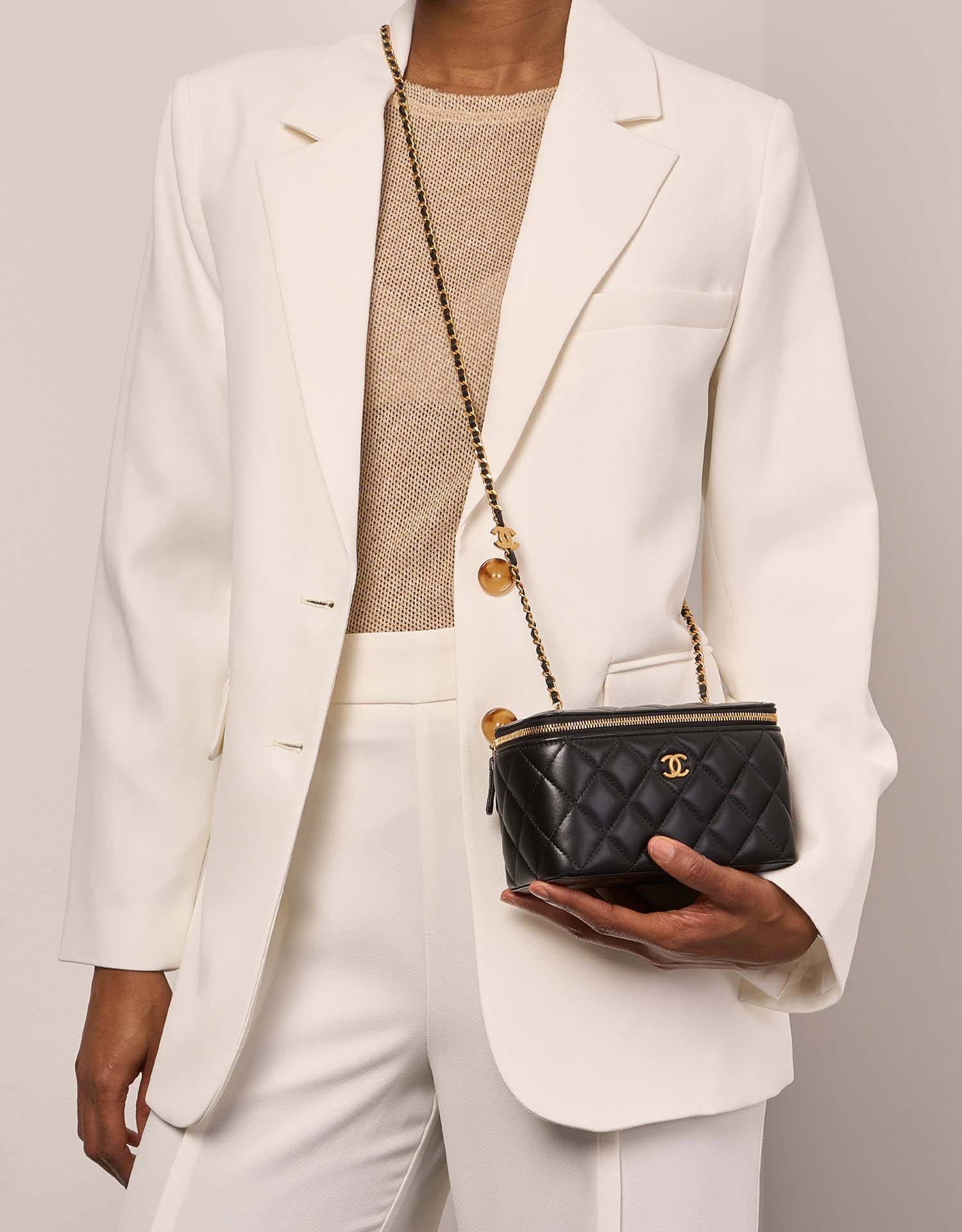Chanel Vanity Klein Schwarz Größen Getragen | Verkaufen Sie Ihre Designer-Tasche auf Saclab.com