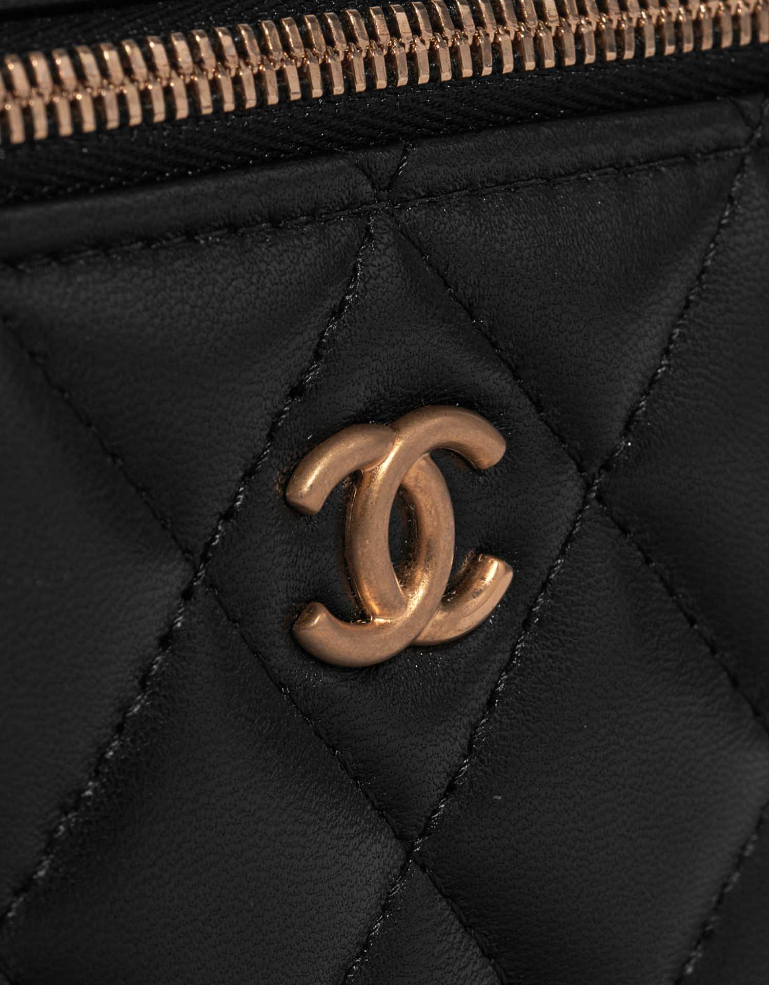 Chanel Vanity Small Black Verschluss-System | Verkaufen Sie Ihre Designer-Tasche auf Saclab.com