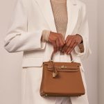 Hermès Kelly 25 Gold-GrisPerle Sizes Worn | Sell your designer bag on Saclab.com