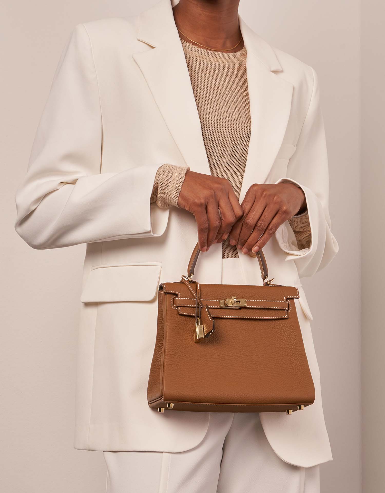 Hermès Kelly 25 Gold-GrisPerle Sizes Worn | Sell your designer bag on Saclab.com