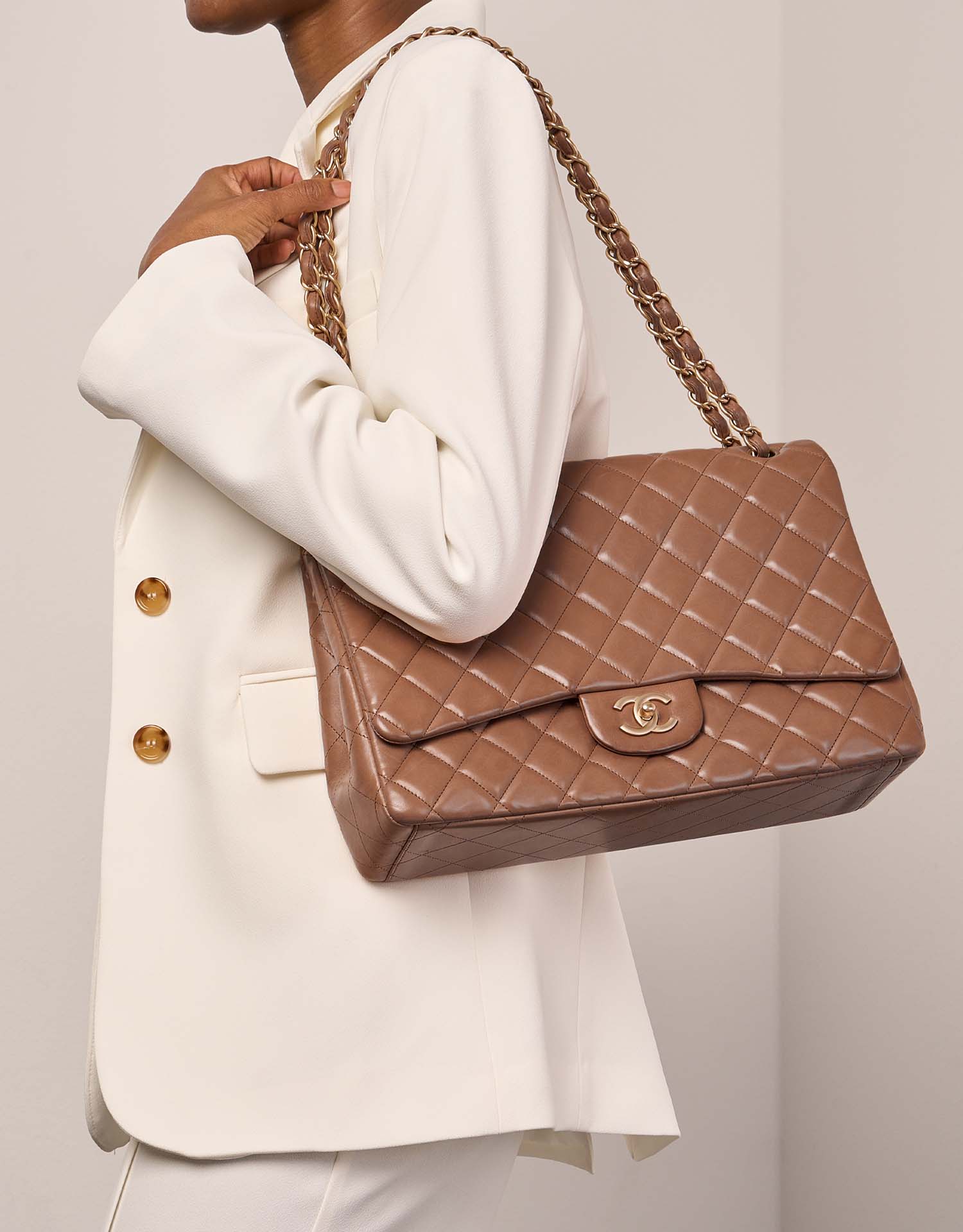 Chanel Timeless Maxi Cognac Sizes Worn | Sell your designer bag on Saclab.com