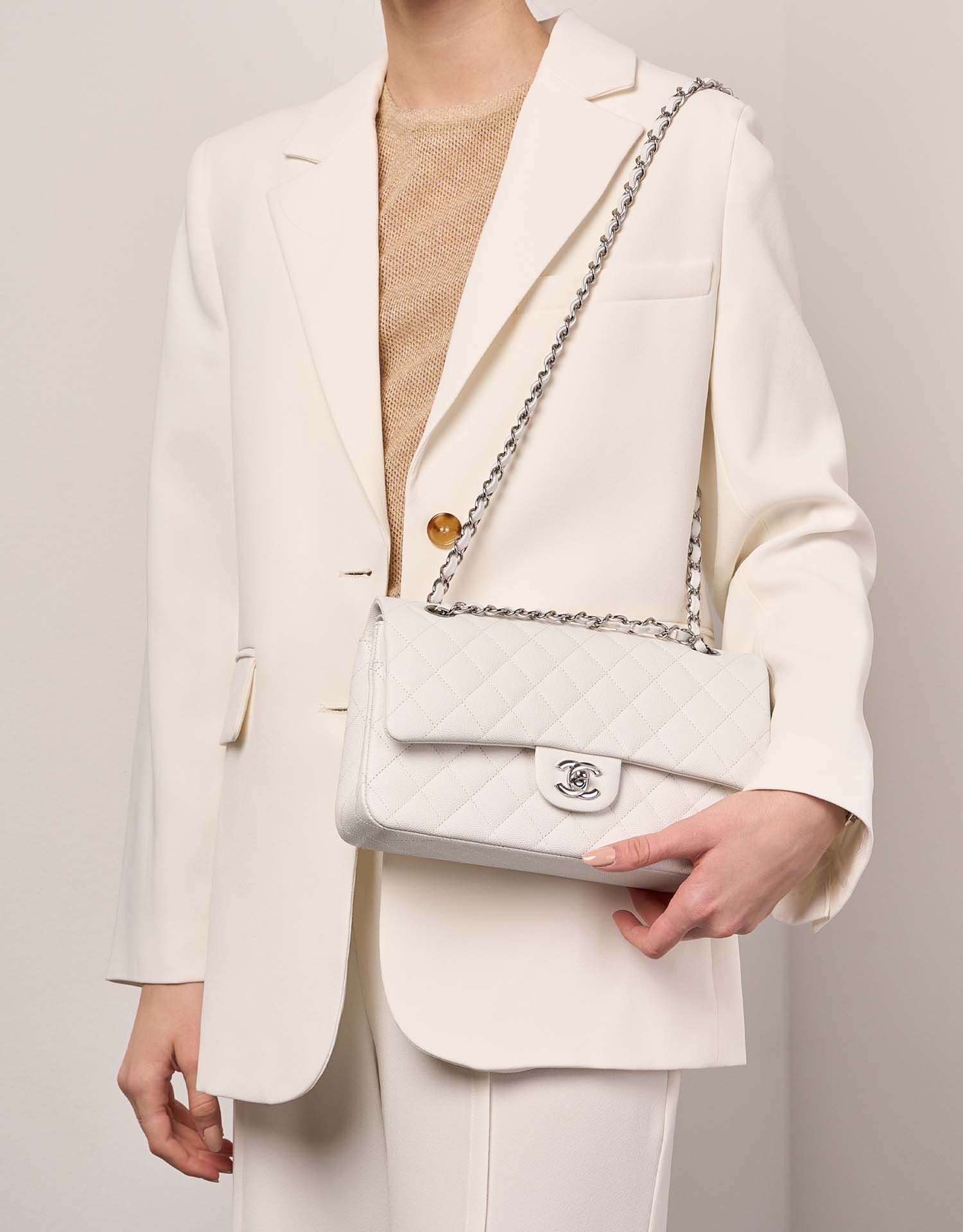 Chanel Timeless Medium Weiß Größen Getragen | Verkaufen Sie Ihre Designer-Tasche auf Saclab.com