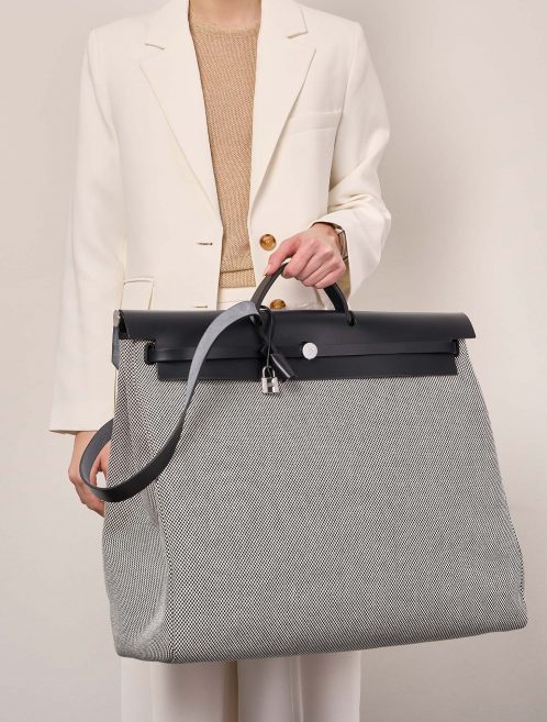Hermès Herbag 52 Schwarz-Ecru Größen Getragen | Verkaufen Sie Ihre Designer-Tasche auf Saclab.com