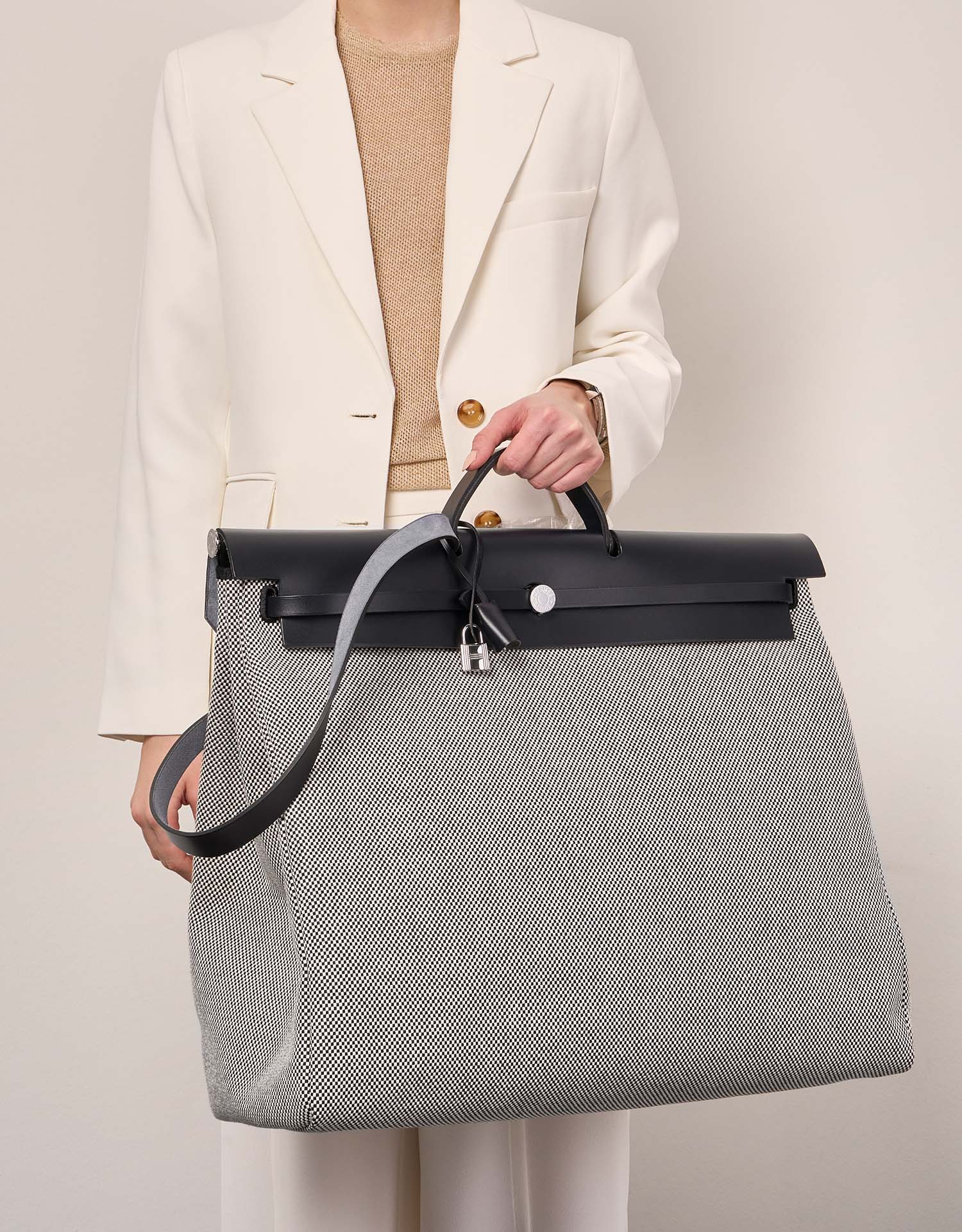 Hermès Herbag 52 Schwarz-Ecru Größen Getragen | Verkaufen Sie Ihre Designer-Tasche auf Saclab.com