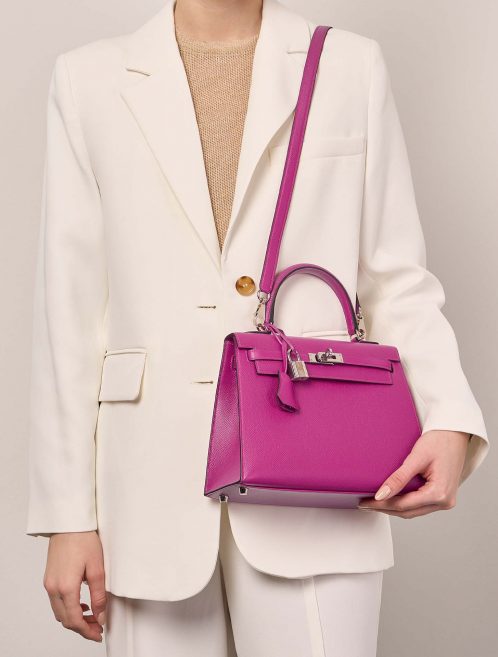 Hermès Kelly 25 Magnolia Sizes Worn | Sell your designer bag on Saclab.com
