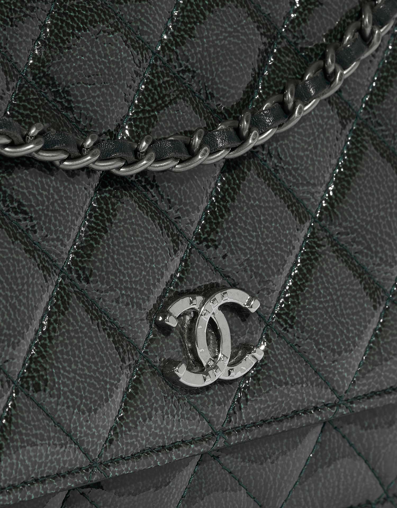 Chanel Timeless WOC Emerald Closing System  | Sell your designer bag on Saclab.com