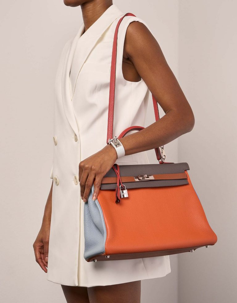 Gebrauchte Hermès Tasche Kelly 35 Harlequin Togo Orange / Etain / Blue Lin / Sanguine / Blue Hydra / Gold Multicolour Side Front | Verkaufen Sie Ihre Designer-Tasche auf Saclab.com