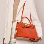 Hermès Kelly 28 OrangeH Sizes Worn | Sell your designer bag on Saclab.com
