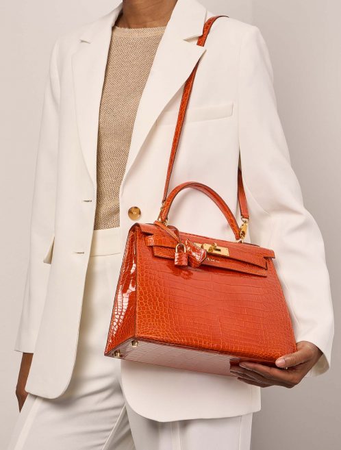 Hermès Kelly 28 OrangeH Sizes Worn | Sell your designer bag on Saclab.com