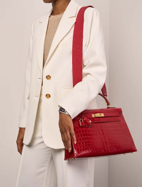 Hermès Kelly 32 Braise Sizes Worn| Sell your designer bag on Saclab.com