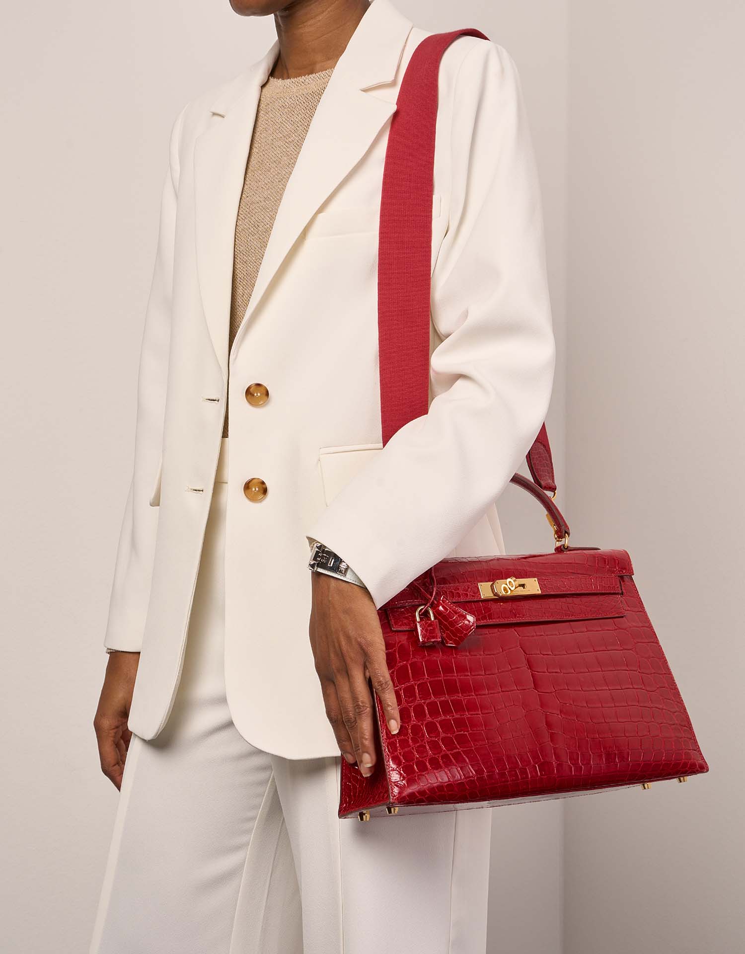 Hermès Kelly 32 Braise Sizes Worn| Sell your designer bag on Saclab.com