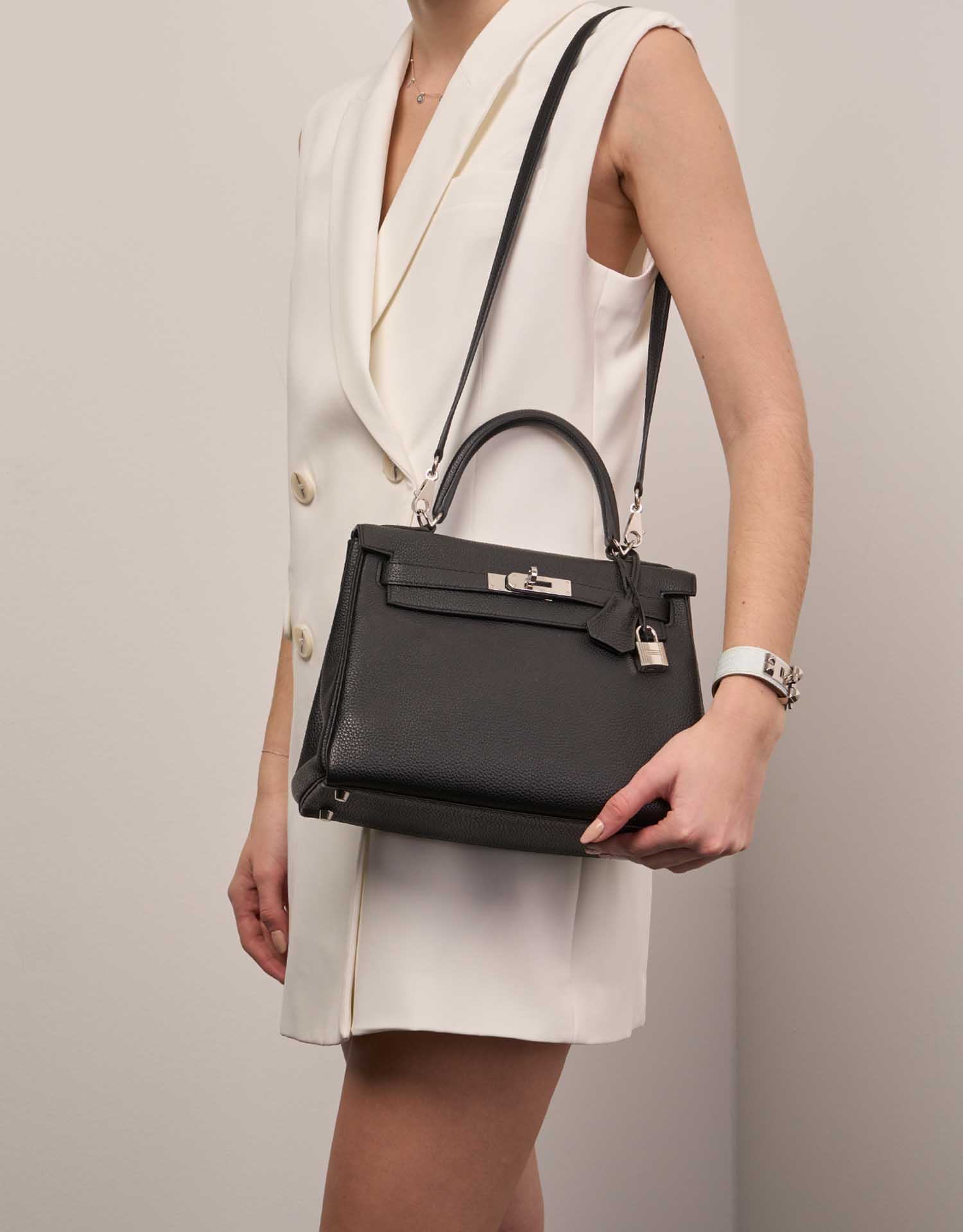 Hermès Kelly 28 Black on Model | Sell your designer bag on Saclab.com