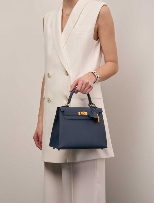 Hermès Kelly 25 BlueDePresse Sizes Worn | Sell your designer bag on Saclab.com