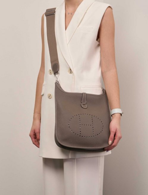 Hermès Evelyne 29 Etoupe Sizes Worn | Sell your designer bag on Saclab.com