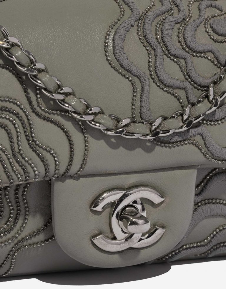 Chanel Timeless ExtraMini Grau Verschluss-System | Verkaufen Sie Ihre Designer-Tasche auf Saclab.com